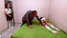 Abspielen Ich entdecke meinen stiefvater mit meiner stiefschwester und nehme sie auf! eine teenager-studentin kommt aus dem unterricht und entdeckt ihren stiefvater mit ihrer stiefschwester und sie nutzt die gelegenheit, um sie aufzunehmen, echt hausgemacht, nicht falsch