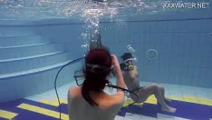 Abspielen Adeline wird von einem mädchen im pool gefilmt