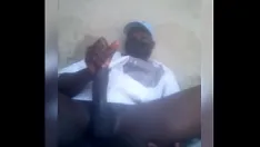 আলহাজি তার বড় শিশ্ন অপসারণ পর্ন দেখা এবং wanking শুরু