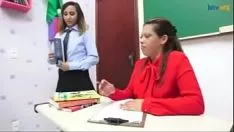 Boynuzlu öğretmen öğrencisinin bakış açısına maruz kalır