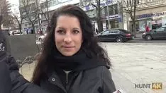 Reproducir Cazar4k. montar a caballo sashay teniendo éxito a su novio en el salón