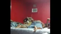 বিবাহিত মহিলা দুটি শশা পায়