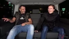 Afspelen Jolly baby zuigt een sashay in een busje