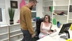 美丽的权力妓女在网络空间被未选中的家伙迷路了