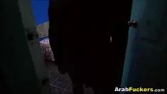 她有一个大屁股，她的奉献者强烈地割伤她的小猫