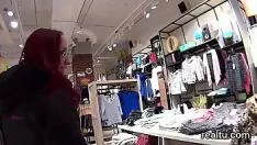 可爱的捷克斯洛伐克小姐被邀请在长廊和骑在 pov