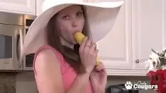 她装作假的房子的女人经历了她的棉花植物的踩踏,并用拇指把她的洞挖了出来